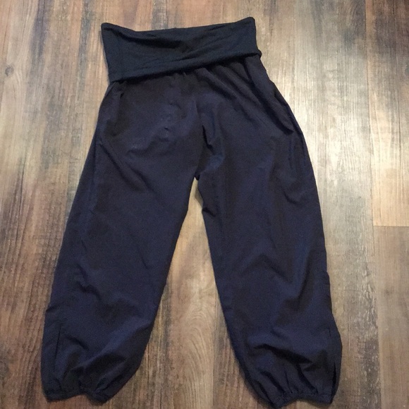 *sold*Lululemon Om Capri Joggers Size 4 - Picture 5 of 7